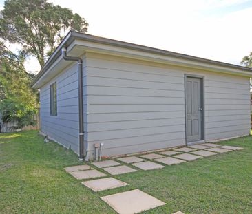 Modern 2 bedroom Flat. Walk to Train, Shops and Schools - Photo 2