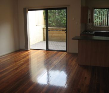 REFURBISHED THREE BEDROOM TOWNHOUSE - Photo 2