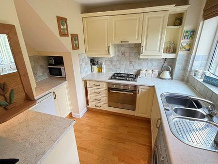 3 bedroom semi-detached house to rent - Photo 5