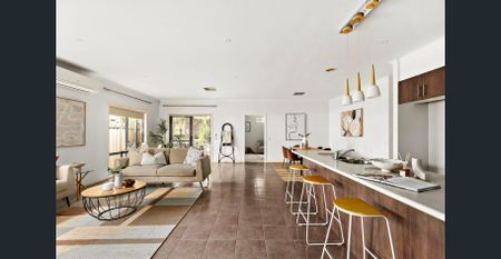 Spacious home in gorgeous Gowanbrae! - Photo 2