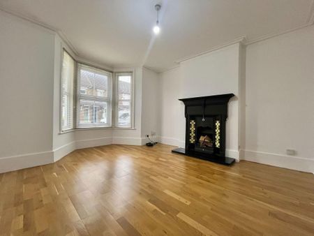 3 bedroom end of terrace house to rent - Photo 2