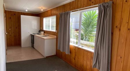 Cute freestanding two bedroom unit - Photo 4