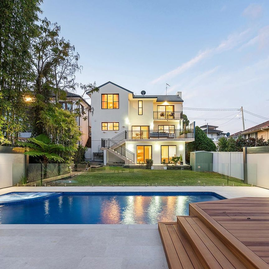 Poolside family sanctuary in leafy surroundings - Photo 1