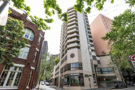 A light & spacious apartment w/ balcony & urban city views | Central lifestyle location - Photo 4