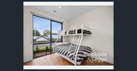 Fully Furnished Coastal Townhouse – Walk to Beach, Shops & Cafés - Photo 4