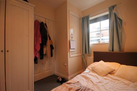 3 bedroom mews to rent - Photo 4