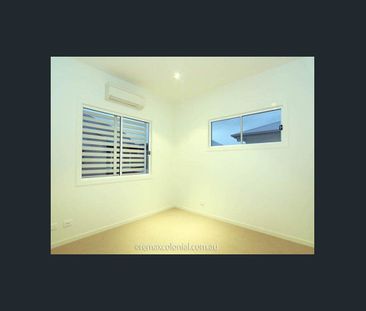 STYLISH TOWNHOUSE - Photo 5