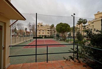 Encantador Piso Reformado en La Carihuela en urbanización con Piscina y Tenis en primera l – tor507ts1