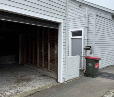 Good sized, dry lockable single garage - Photo 3