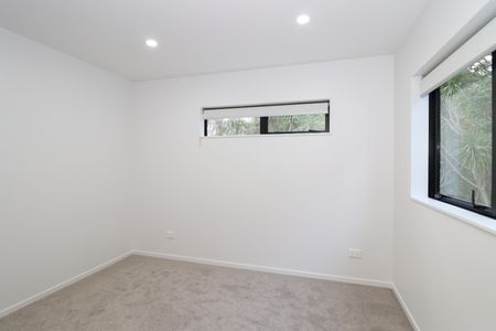 Spacious 4-Bedroom Home in Blockhouse Bay - Photo 5