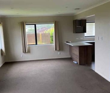 Cosy family home with secured backyard - Photo 3