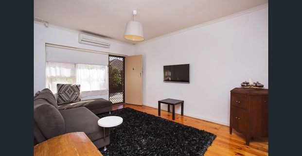 Two Bedroom Unit in Seaside Suburb - Photo 1