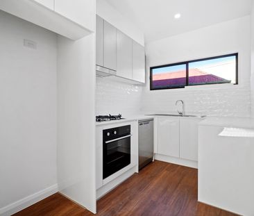LUXURIOUS MODERN TOWNHOUSE - Photo 6