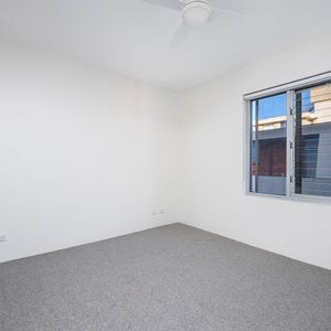Modern 2 Bedroom Apartment in the heart of Bondi! - Photo 2