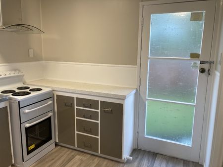 Newly refurbished unit. - Photo 4