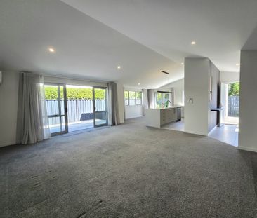 Beautiful Three-Bed, Two-Bath Home in Otumoetai - Otumoetai - Photo 5