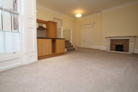2 bed Flat for rent - Photo 2