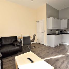 2 bedroom Flat in Aire Street, Leeds - Photo 1