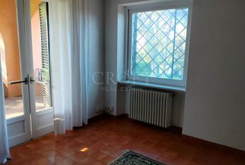 Ardeatina-Divino Amore: Quiet, charming rustic villa, big and well-curated garden, 3 beds, 1 study, 3 baths, living room, kitchen, with terraces , AC and parking space. Ref 2322