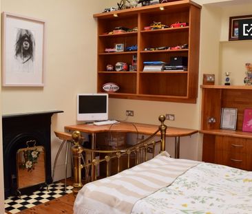 Decorated room in 5-bedroom apartment in Churchtown, Dublin - Photo 3