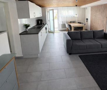 Moderne 2 Zimmer Wohnung mit Terrasse, Garten und Einbauküche - Photo 2