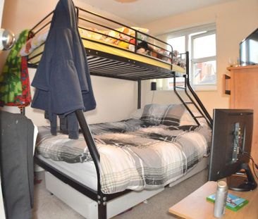 2 bedroom mews to rent - Photo 2