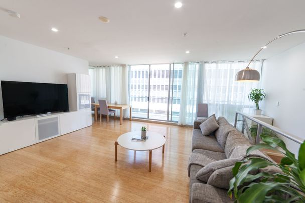 Nicely presented with bamboo flooring & furnished 1 bedroom in Shores. - Photo 1