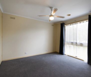 Easy living and perfectly located in popular Strathdale. - Photo 3