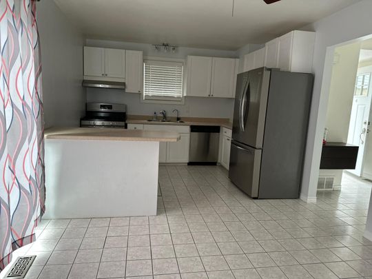 For Lease - 130 Sekura Crescent, Cambridge, Ontario - Photo 1