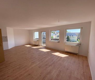 Exklusive 3-R-Dachgeschosswohnung zentrumsnah mit Aufzug und Balkon!! - Foto 1
