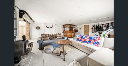 Large Family Home with Exceptional Secure Car Storage! - Photo 4