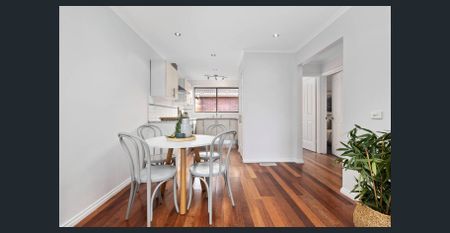 SPACIOUS 2 BEDROOM UNITWITH DOUBLE LOCK UP GARAGE - Photo 3