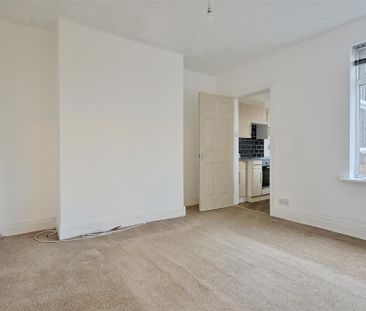 2 bedroom Flat to rent in Caris Street, Deckham, Gateshead - Photo 2