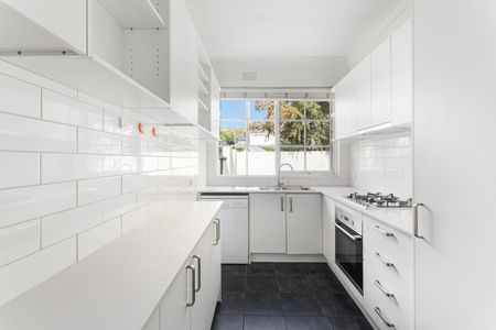 LARGE THREE BEDROOM PROPERTY - Photo 2