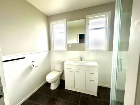 Three bedroom home - Periodic tenancy or short term - Photo 4