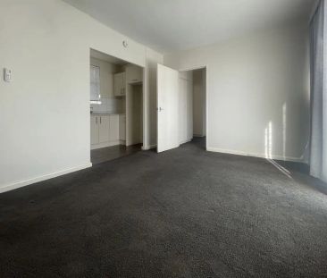 “LIGHT FILLED APARTMENT!” - Photo 5