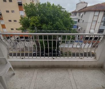 Alugo Excelente Apartamento Com 02 Dormitórios E Dependência de Ser... - Photo 2