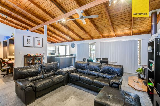 Grand Family Home recently renovated 5-bed, 4-bath, 2-kit, house 200 metres from John Paul College at Daisy Hill. - Photo 1