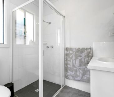 Delightful 4 Bedroom Home - Photo 3