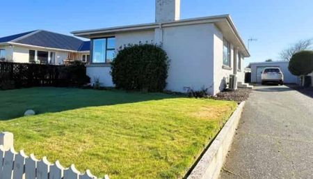 Spacious Three‑Bedroom Home with Office and Double Garage - Photo 5