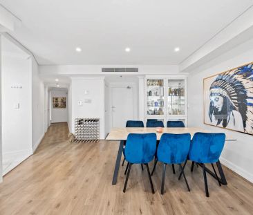 “A Private Urban Oasis With Rooftop Entertainer's Haven” - Photo 4