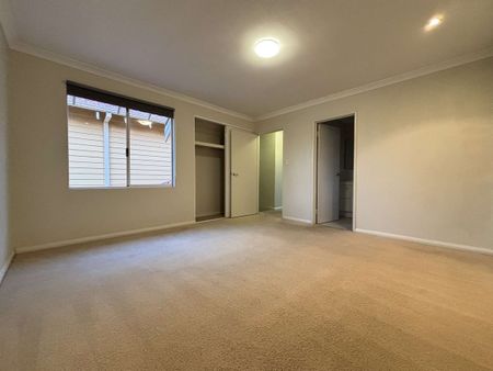 Spacious 3x2 Townhouse for Rent in Midland - Photo 2