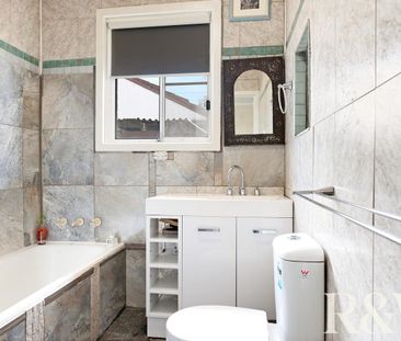 Heading: FAMILY HOME WITH POOL - Photo 6