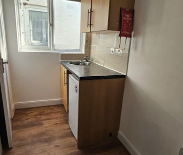 Conduit Way, London NW10 - Photo 2