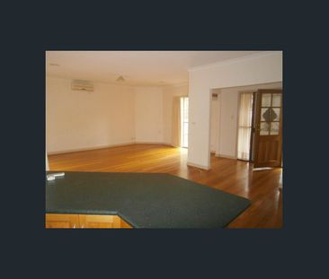 Spacious & Stylish Three-Bedroom Living! - Photo 2