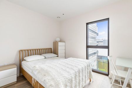 Contemporary one-bedroom apartment with a private balcony, set within the award-winning Arthouse development in the heart of King's Cross. - Photo 3