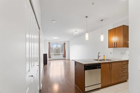 Spacious 1 Bedroom + Den Condo - Photo 3