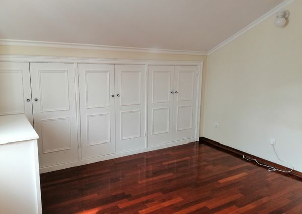 Apartamento T3 Duplex nas Barrocas, com boa exposição solar e com garagem fechada!