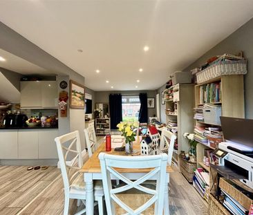 3 Bedroom House - Mid Terrace To Let - Photo 2