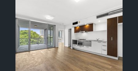 Sophisticated Inner-City Living - Photo 4